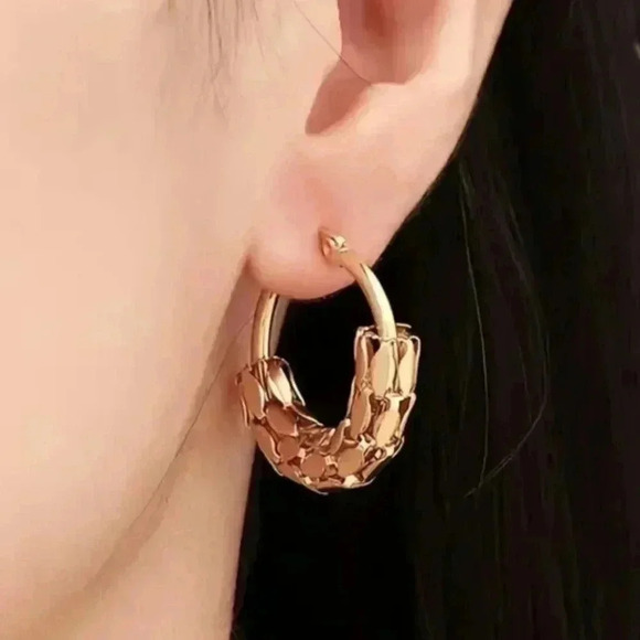 🆕️18K Gold Plated Stainless Steel Textured Hoop Earrings✨ Statement Jewelry - Picture 4 of 12